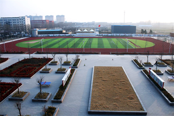 学校操场.jpg